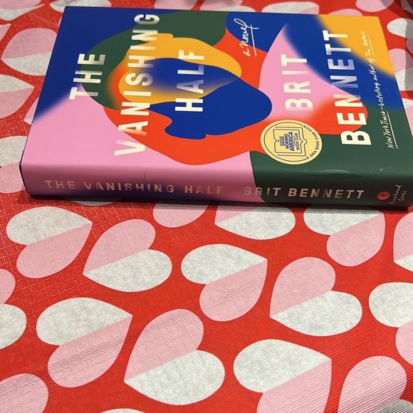 The vanishing half A novel - Picture 3 of 3